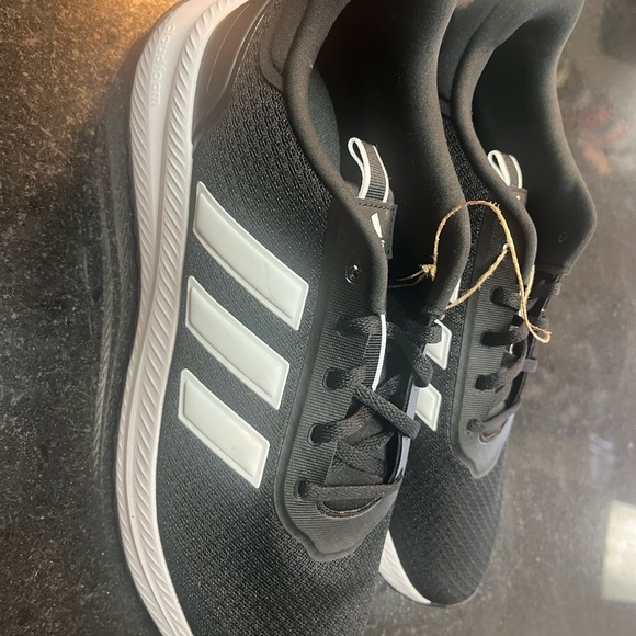 Athletic_Shoes